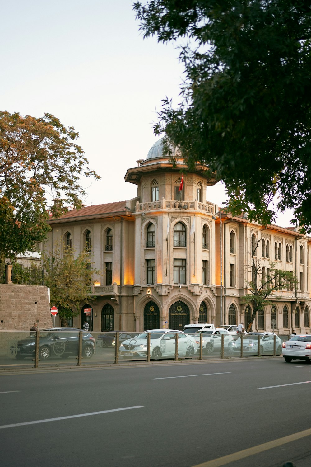 a large building with cars parked in front of it