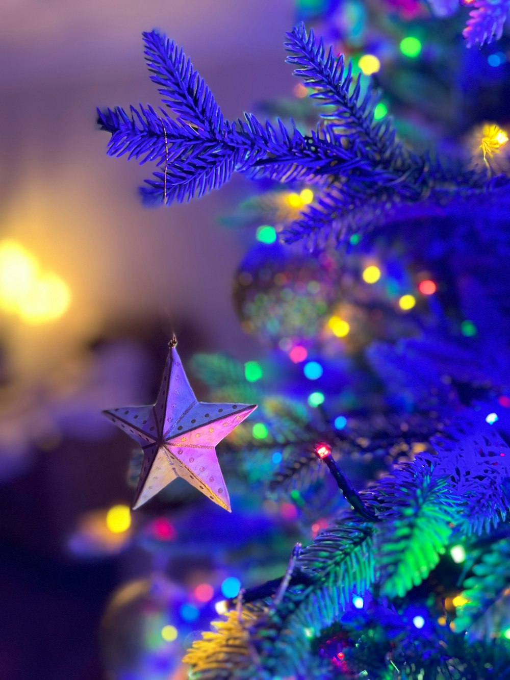 Um close up de uma árvore de Natal com luzes