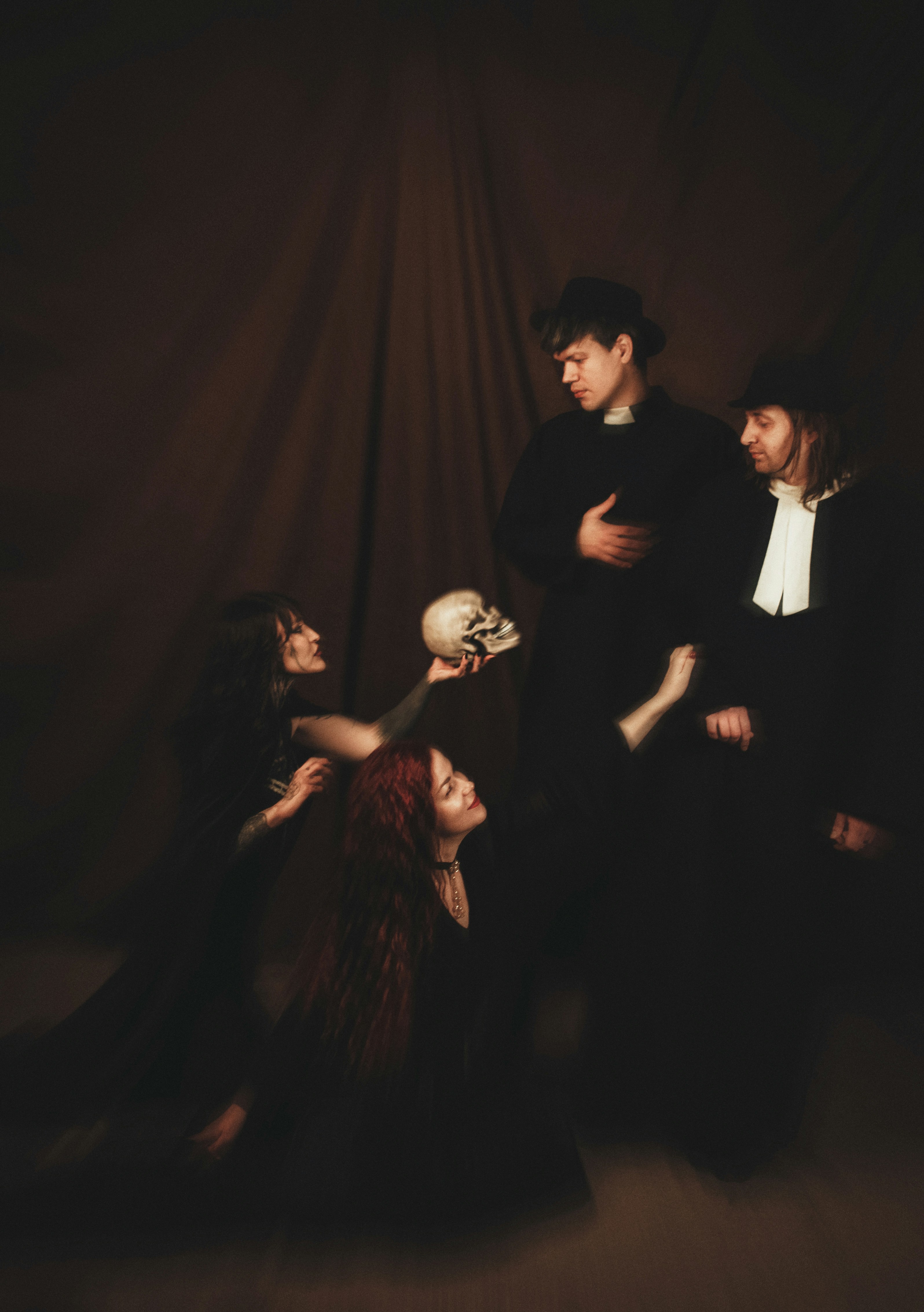 un groupe de personnes debout les unes à côté des autres