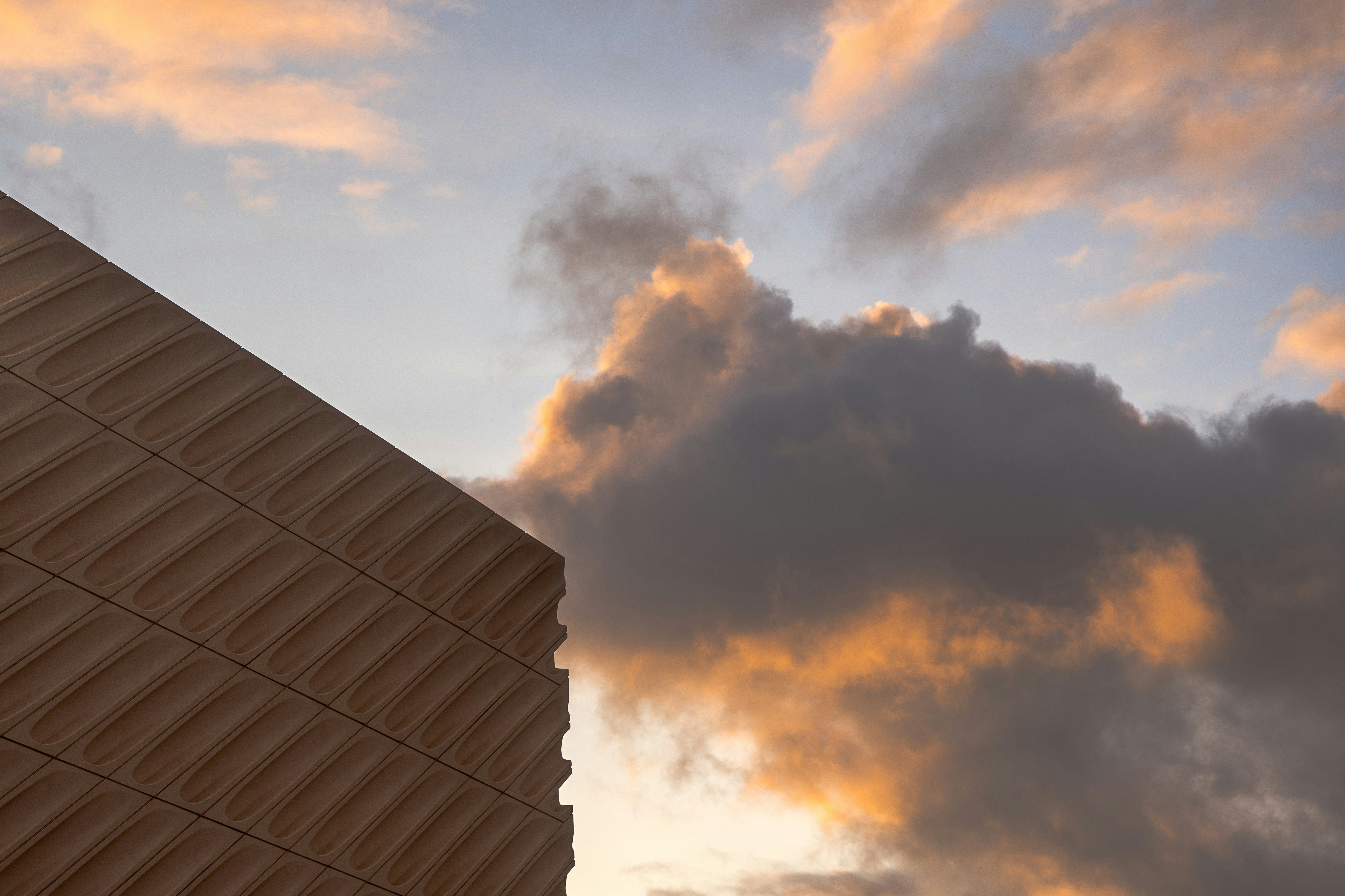 ein hohes Gebäude mit einem Himmel im Hintergrund