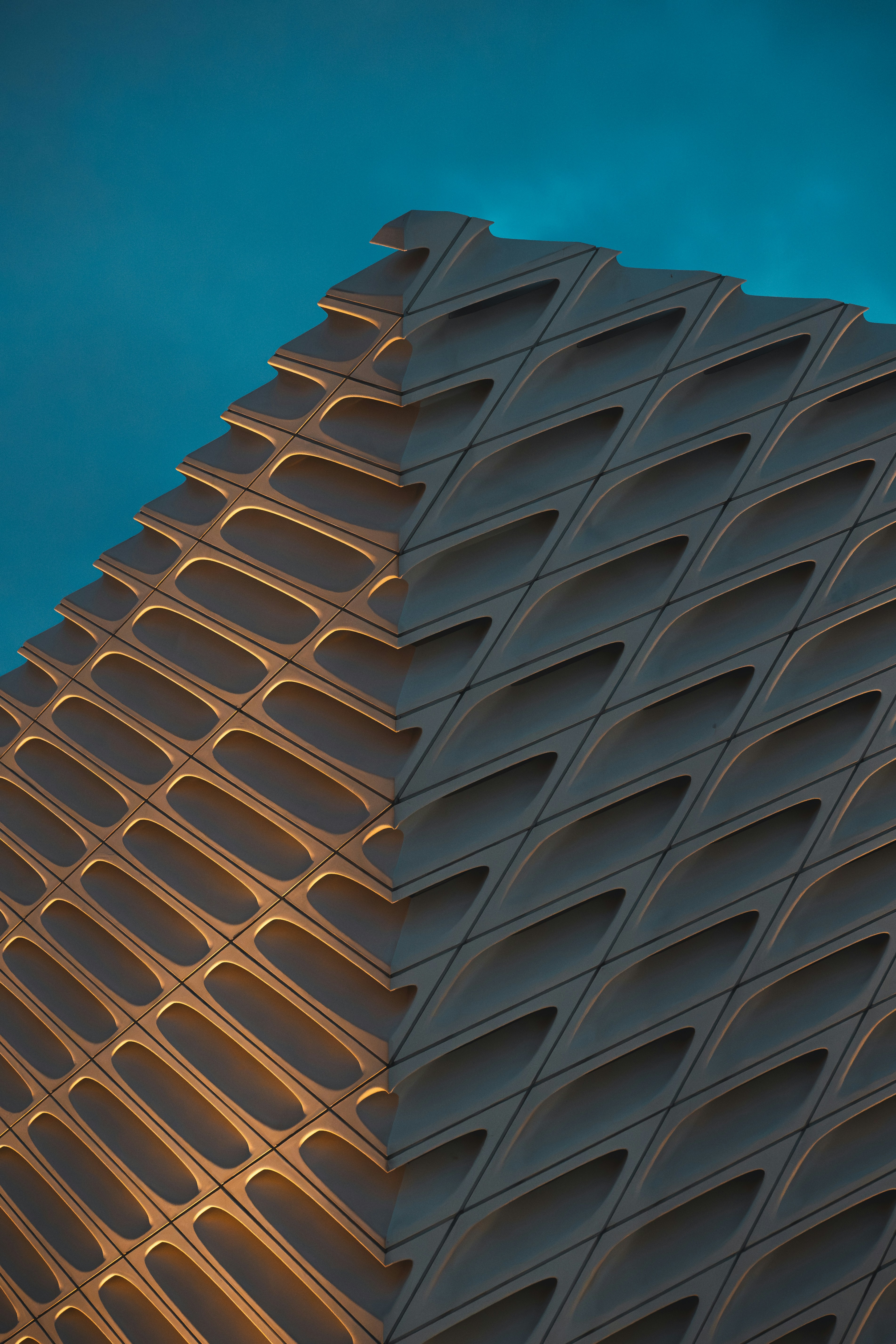 Eine Nahaufnahme eines Gebäudes mit blauem Himmel im Hintergrund