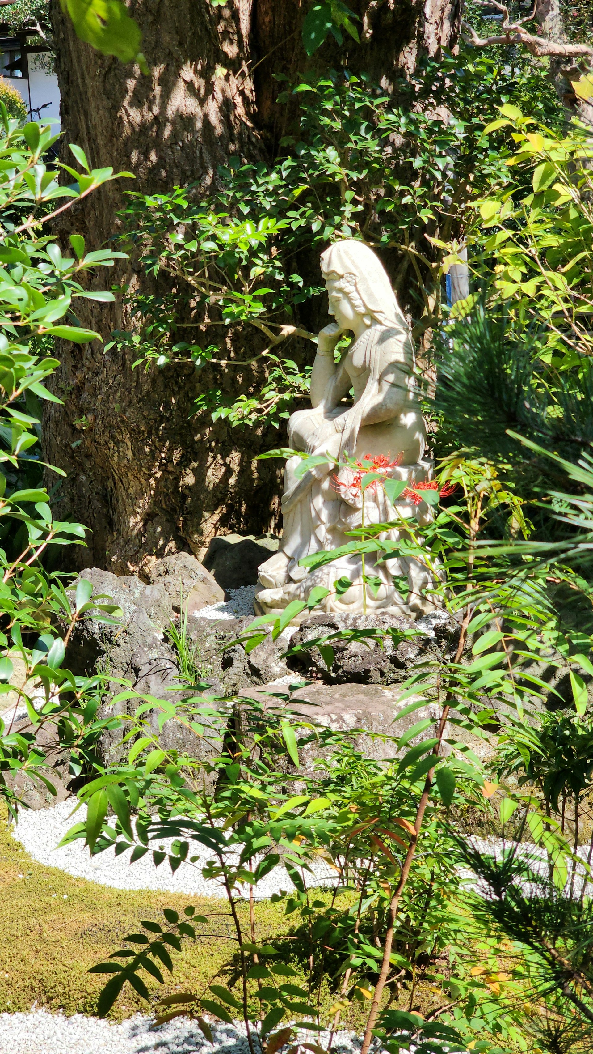 black and white bed linen