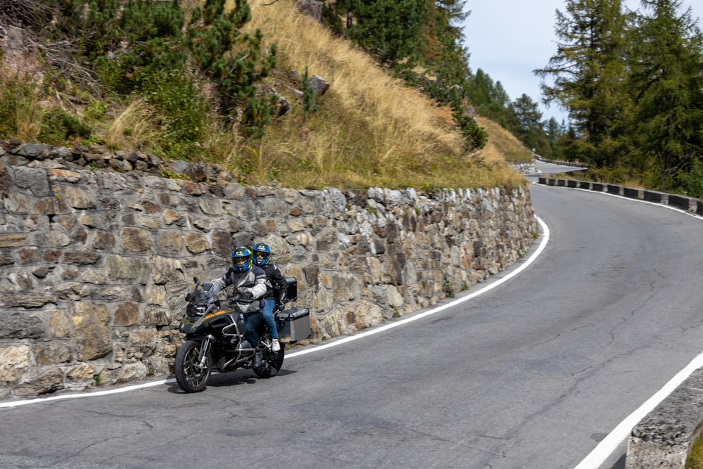 Ein Mann fährt mit einem Motorrad eine kurvige Straße hinunter