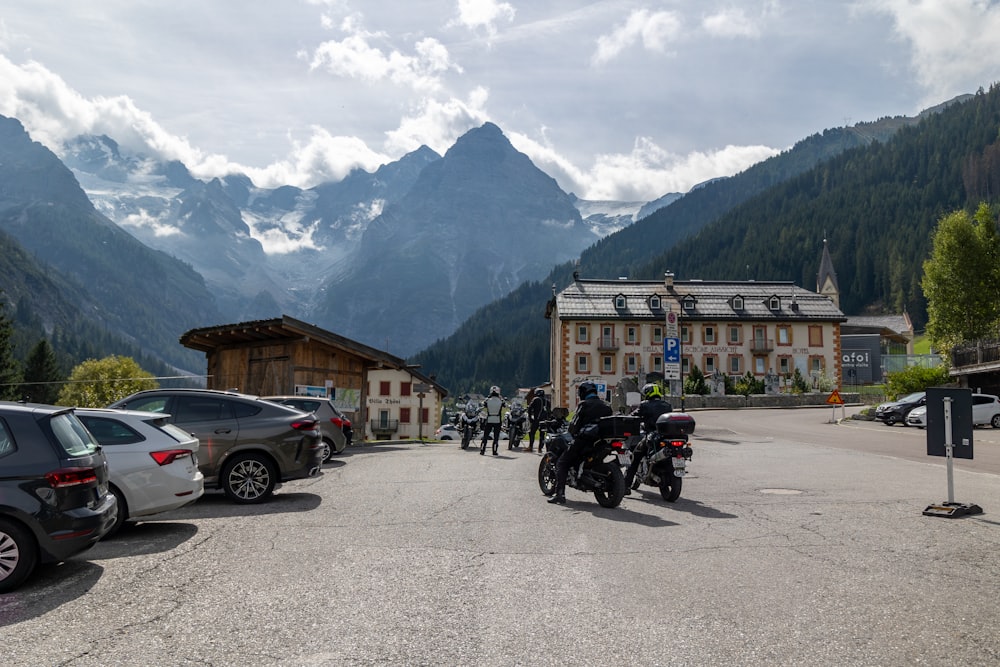 eine Gruppe von Motorrädern, die auf einem Parkplatz geparkt sind