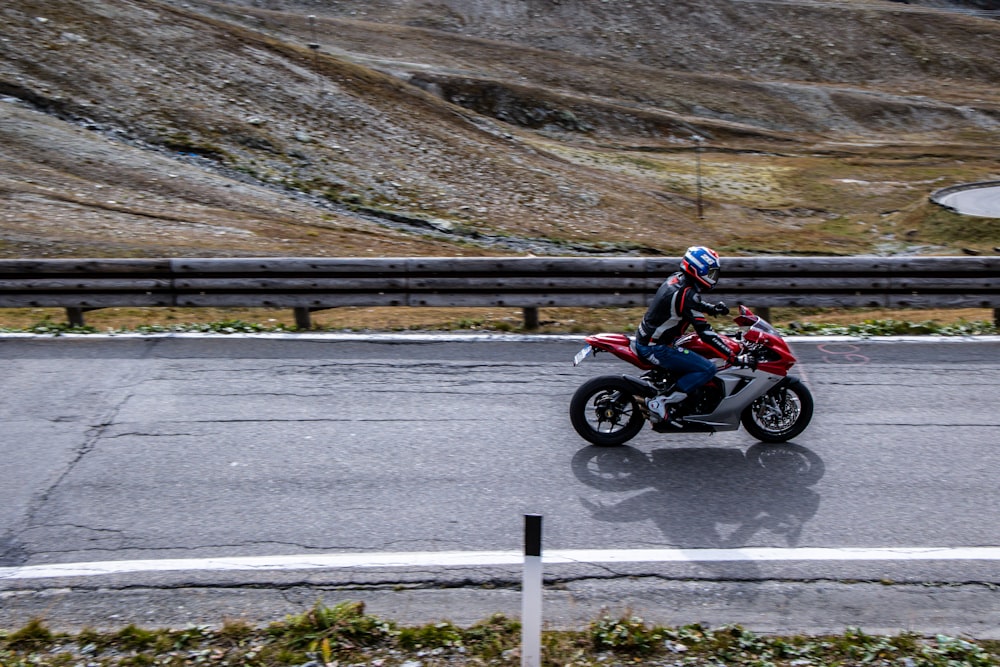 una persona in sella a una motocicletta su una strada