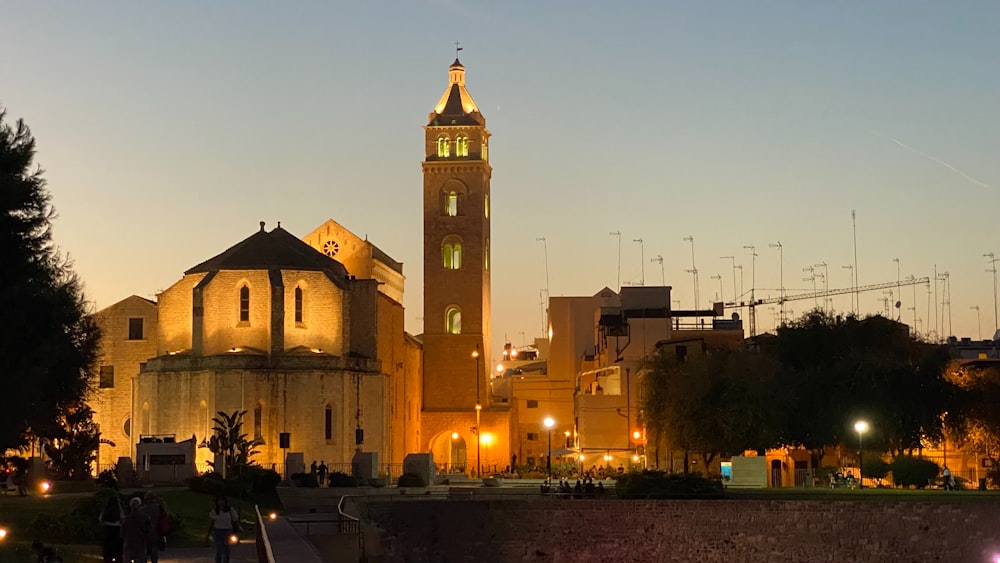 una alta torre de reloj que se eleva sobre una ciudad