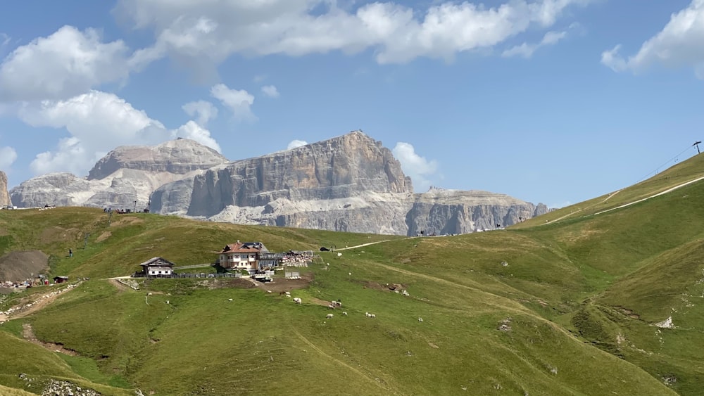 Une maison au milieu d’une chaîne de montagnes