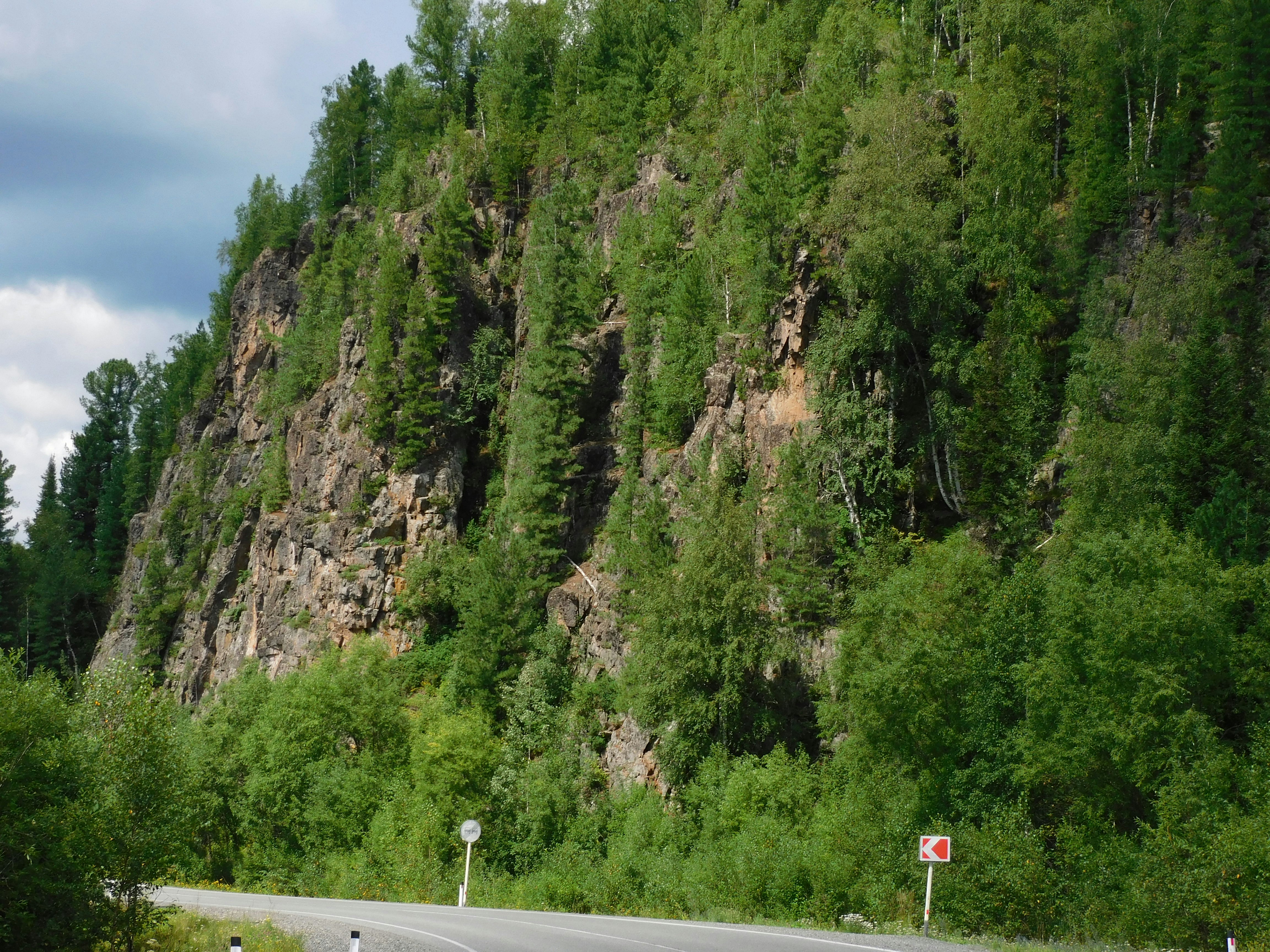 Une route avec une montagne en arrière-plan