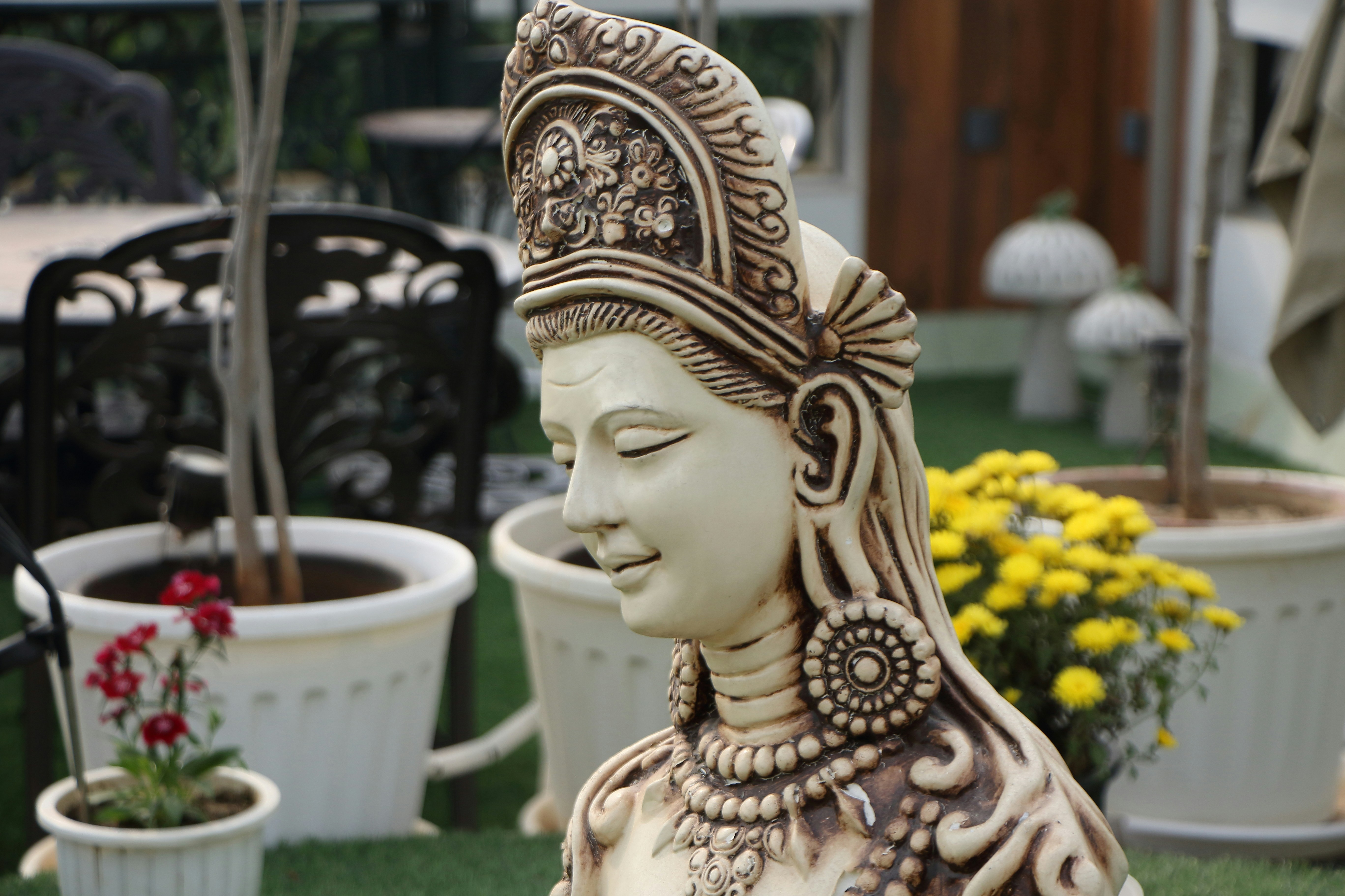 庭に飾られた女性の像