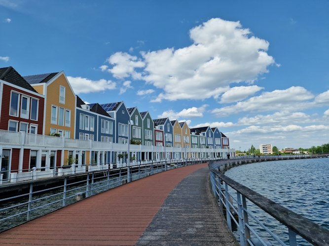 Typisch Nederlandse rijtjeshuizen aan het water in Houten