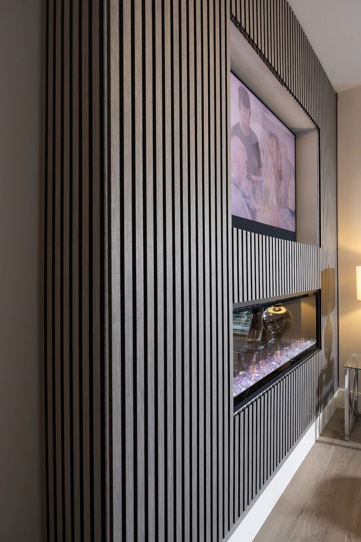Sala de estar finalizada com lareira e painel decorativo nas paredes