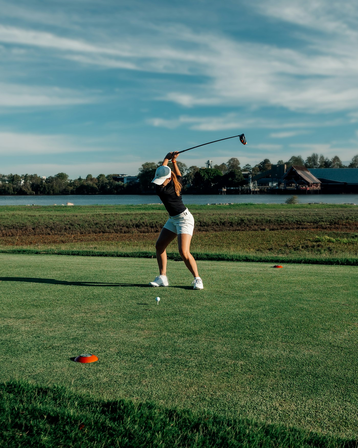 Golfeuse en plein swing, en route vers sa carte verte