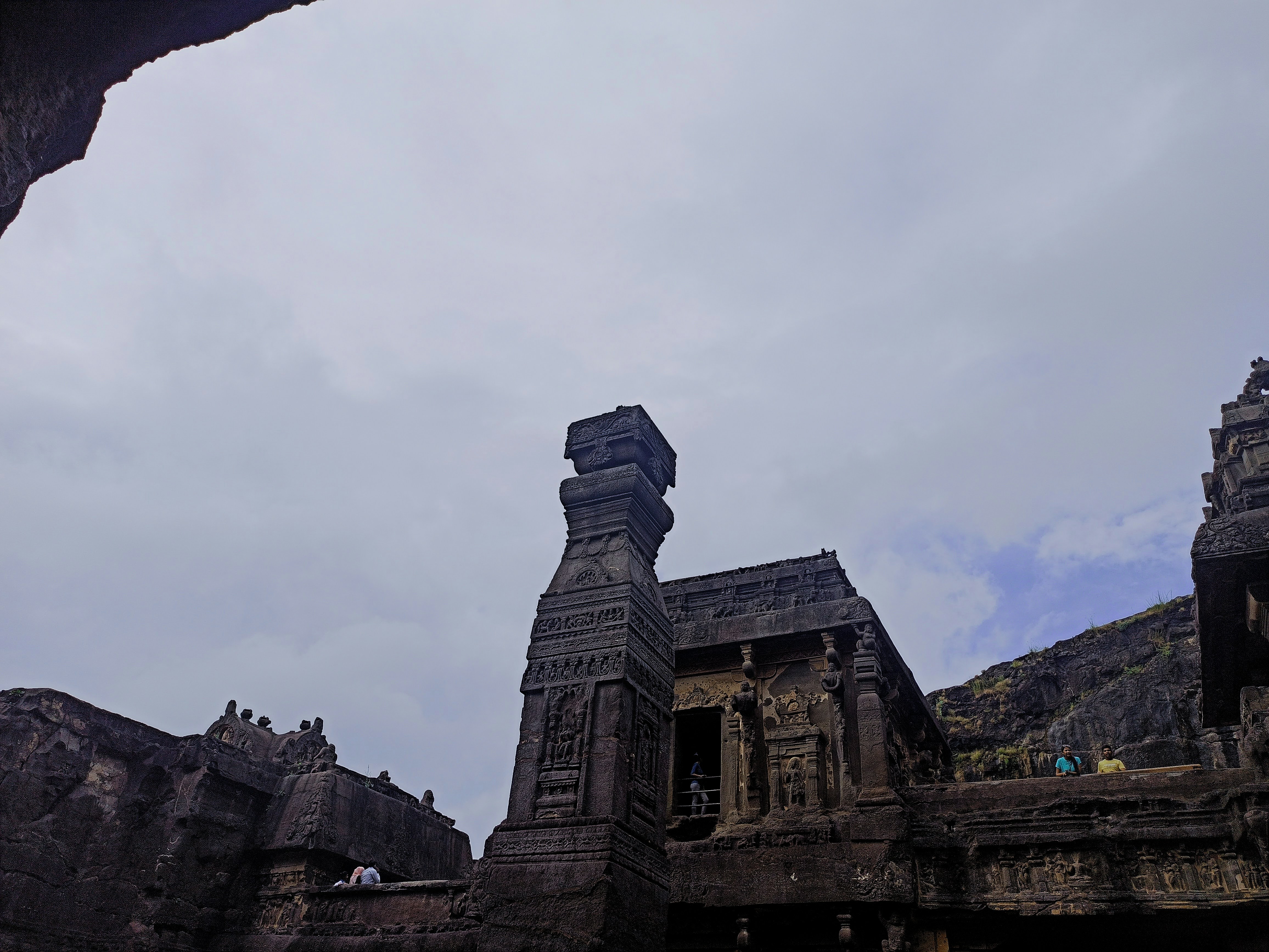 uma torre muito alta com um relógio ao seu lado