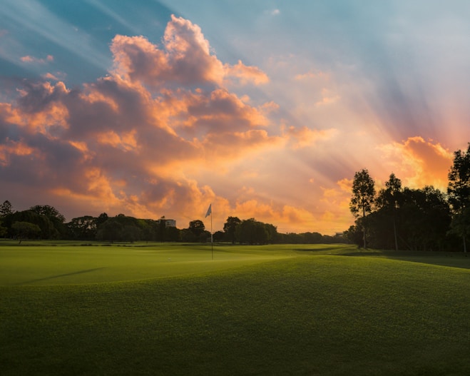 Un vibrante campo de golf bañado por la sombra de un eclipse solar con jugadores disfrutando