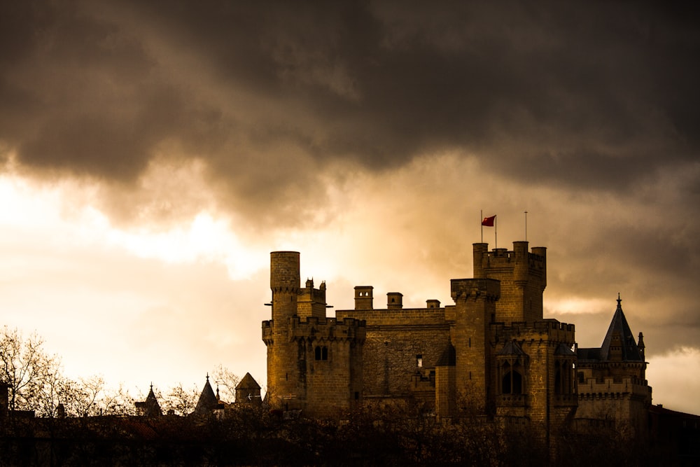 un château avec des nuages sombres en arrière-plan