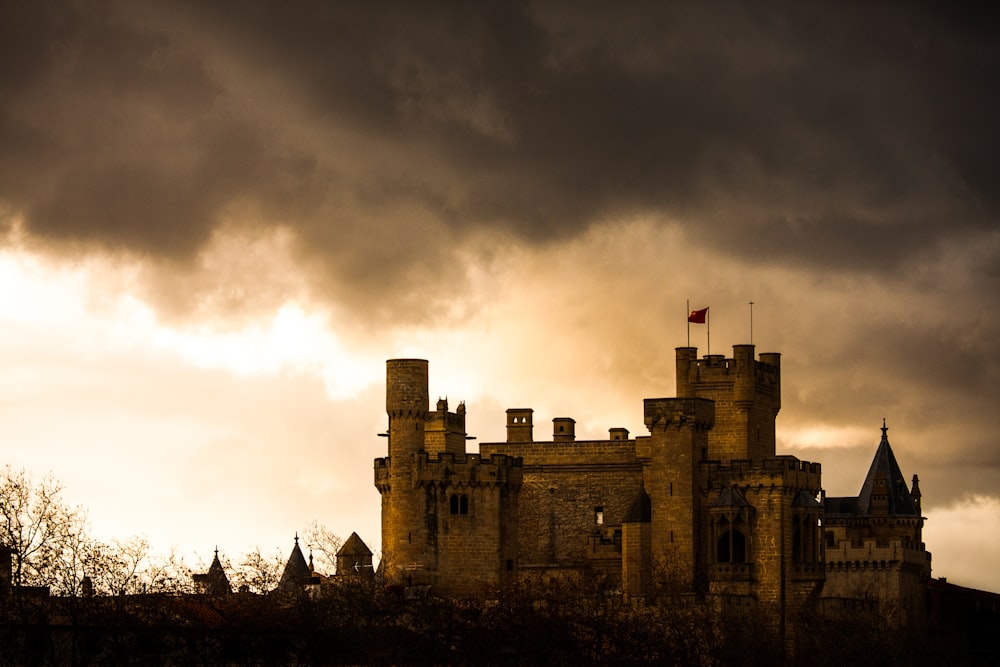 Um castelo com nuvens escuras ao fundo