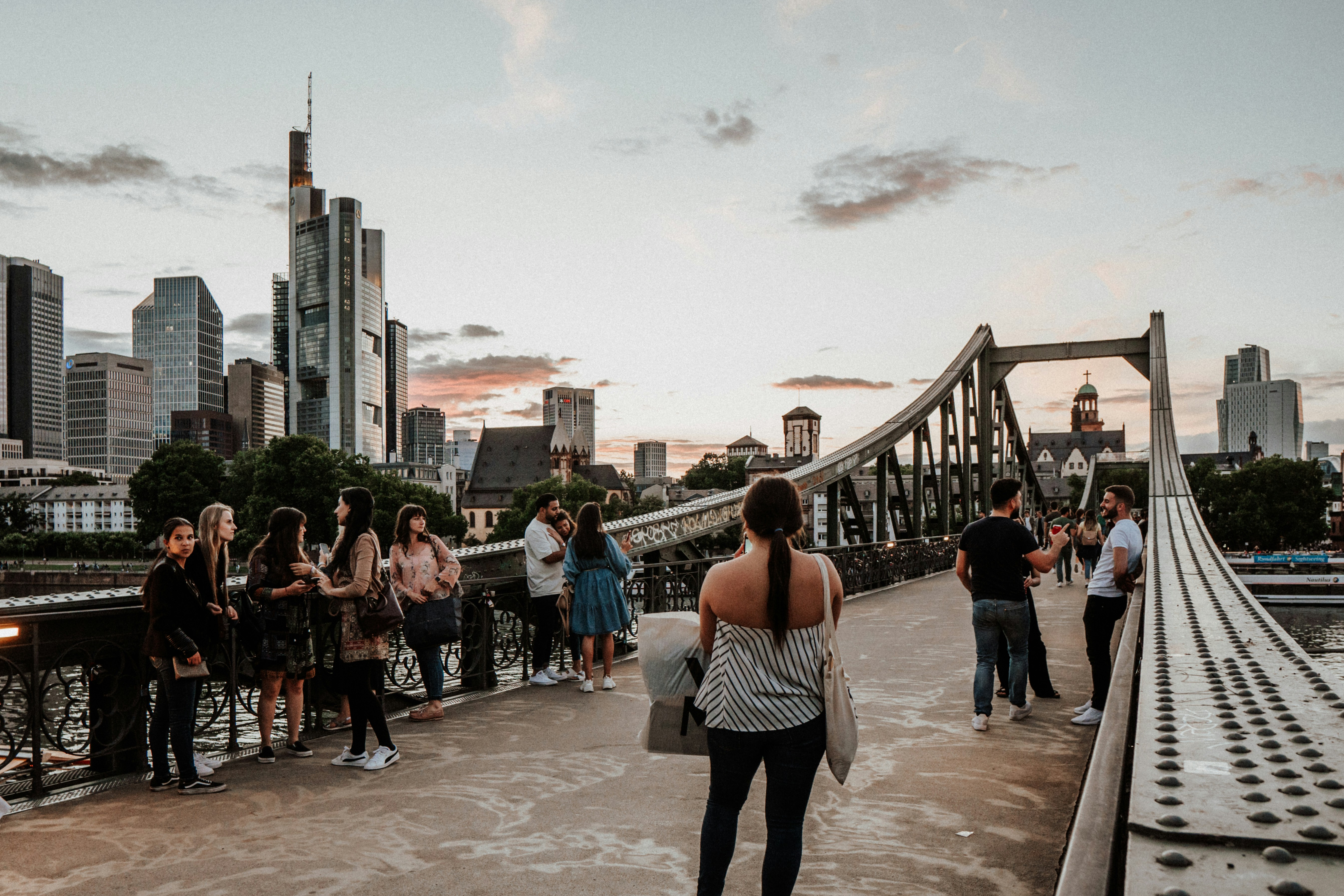 eine Gruppe von Menschen, die auf einer Brücke stehen
