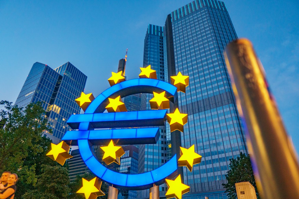 La sculpture de l’euro et ses étoiles jaunes devant les tours de Francfort, ville siège de la Banque centrale européenne
