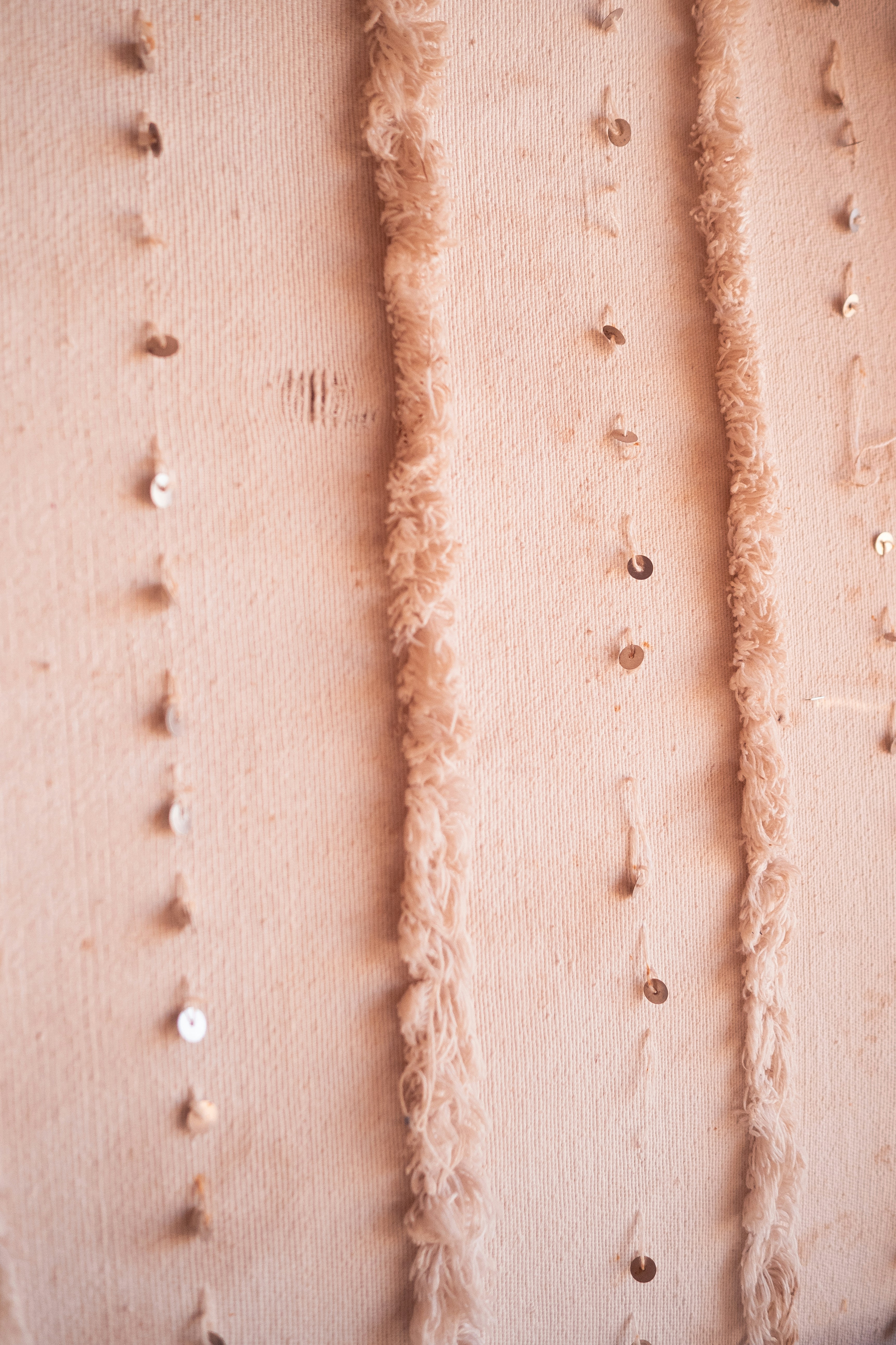 un primo piano di un muro con dei buchi