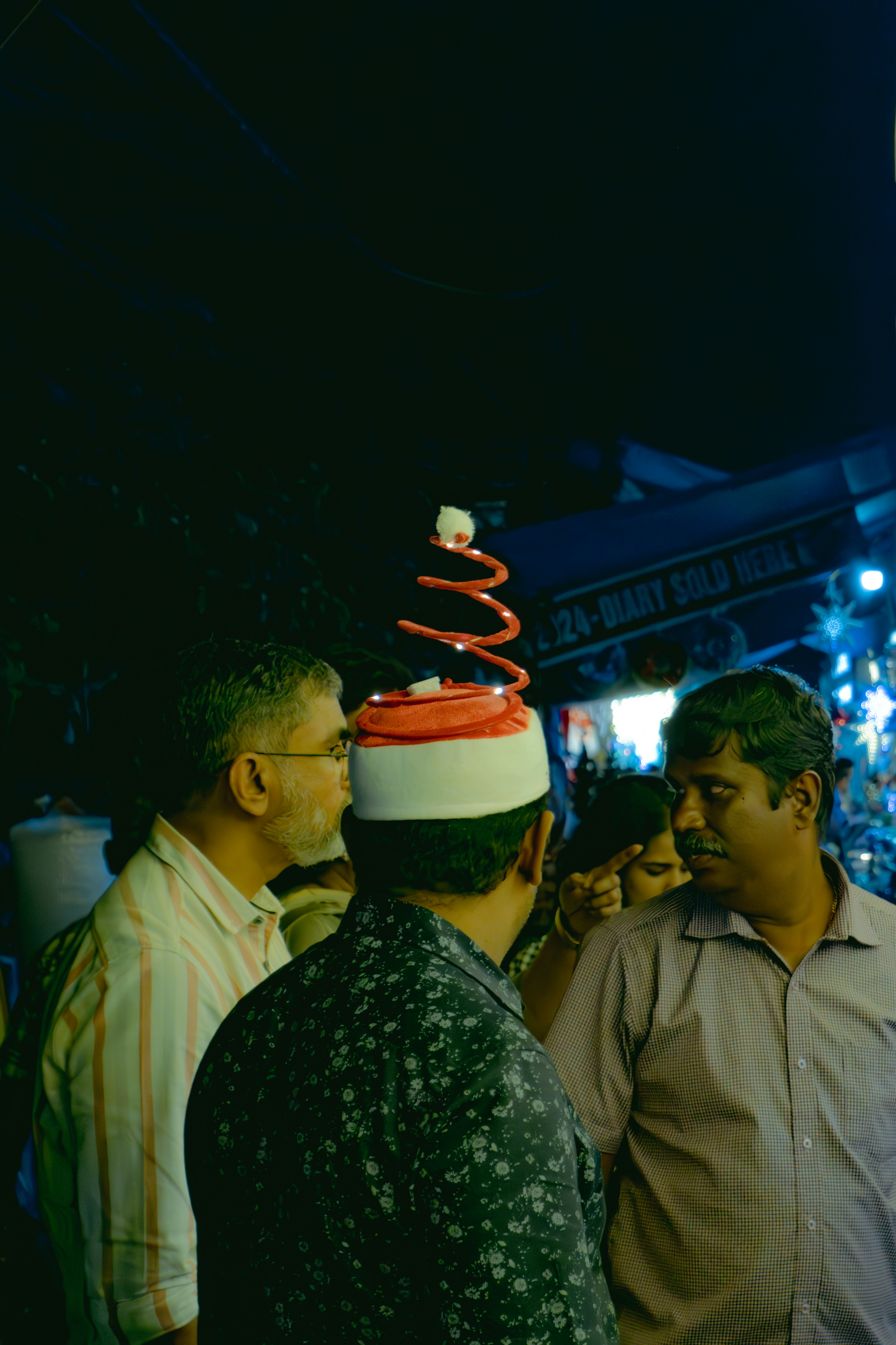 A person networking at an event and greeting other attendees with a warm "hi".