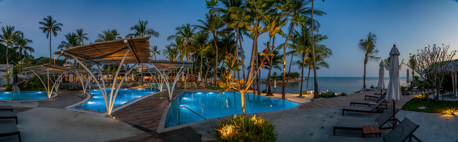 Tropischer Villenpool zwischen Palmen, eine Phuket-Ferienimmobilie, die an Urlauber vermietet wird
