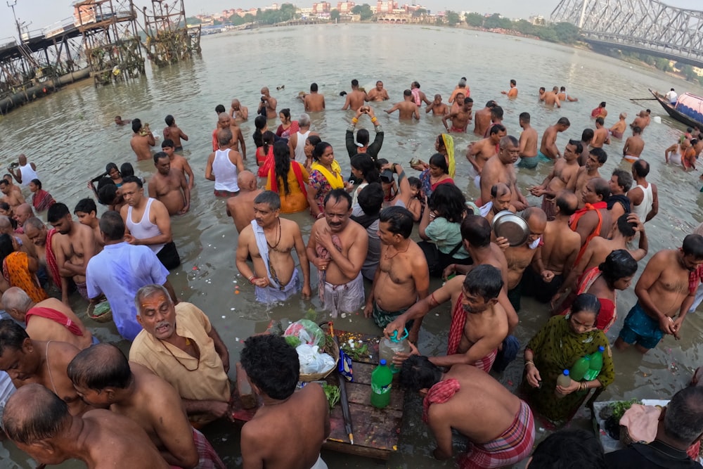 Un grupo grande de personas en un cuerpo de agua