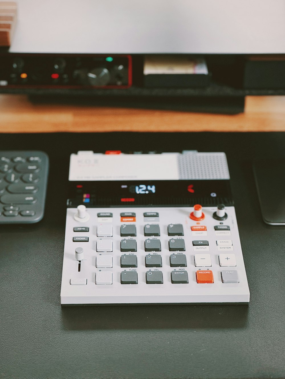 uma calculadora sentada em cima de uma mesa ao lado de um controle remoto