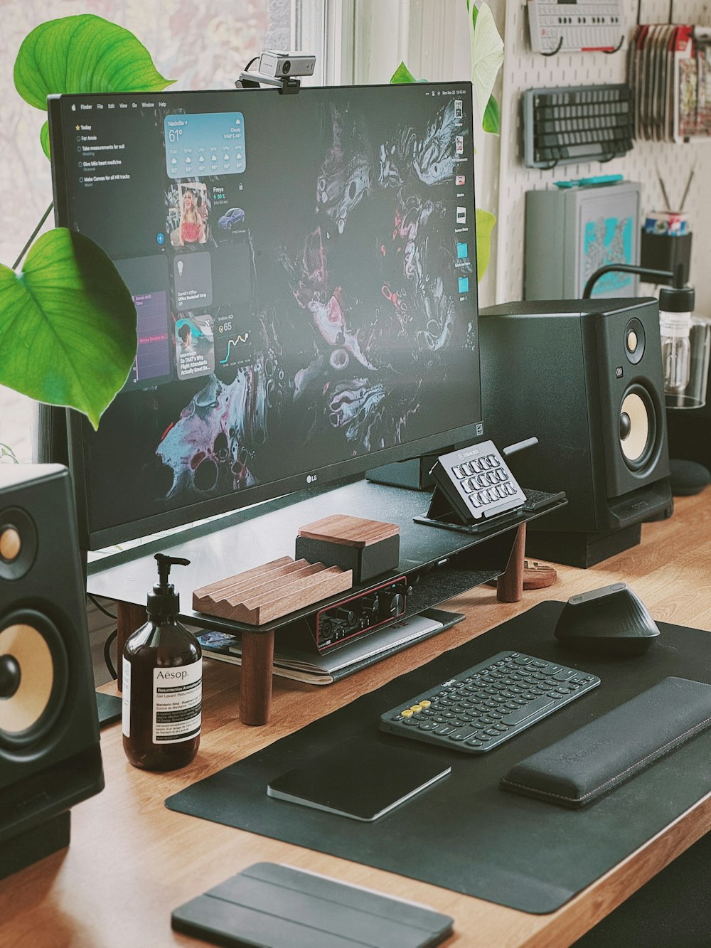 um monitor de computador sentado em cima de uma mesa de madeira