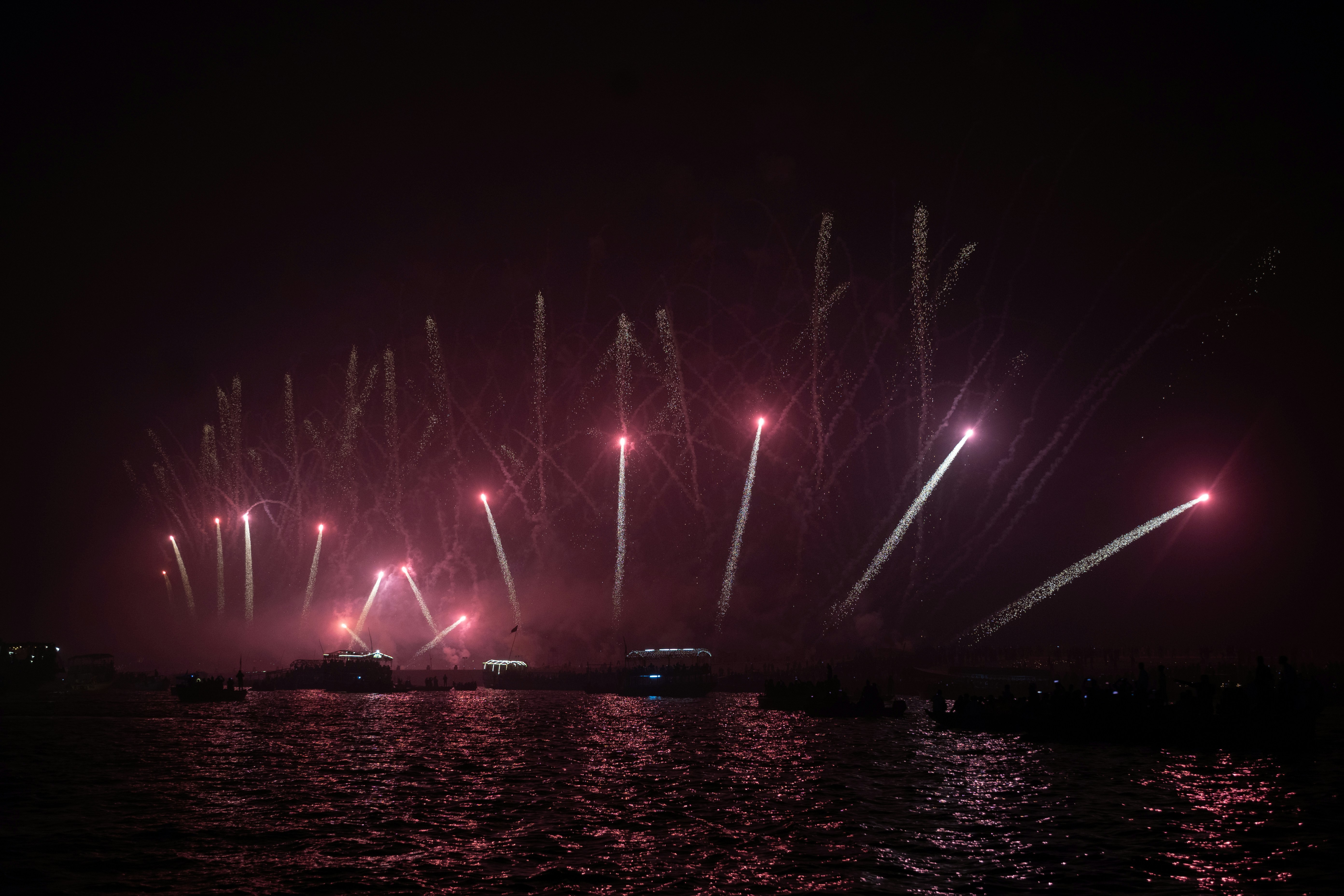 Un grand groupe de feux d’artifice est allumé dans le ciel nocturne