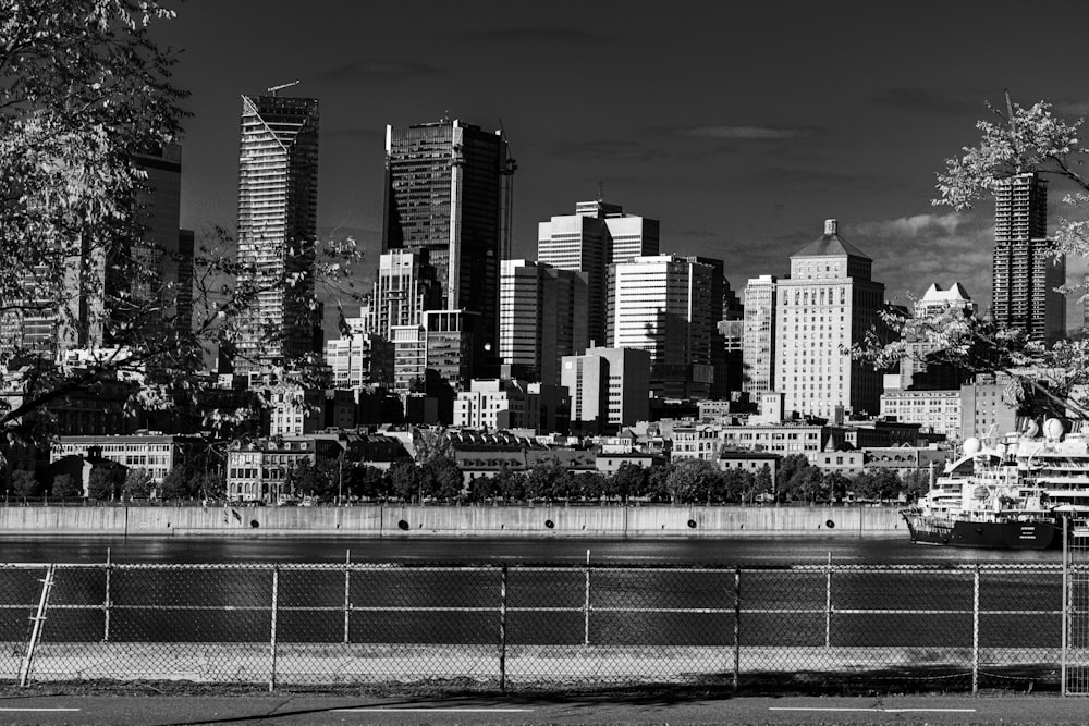 a black and white photo of a city skyline