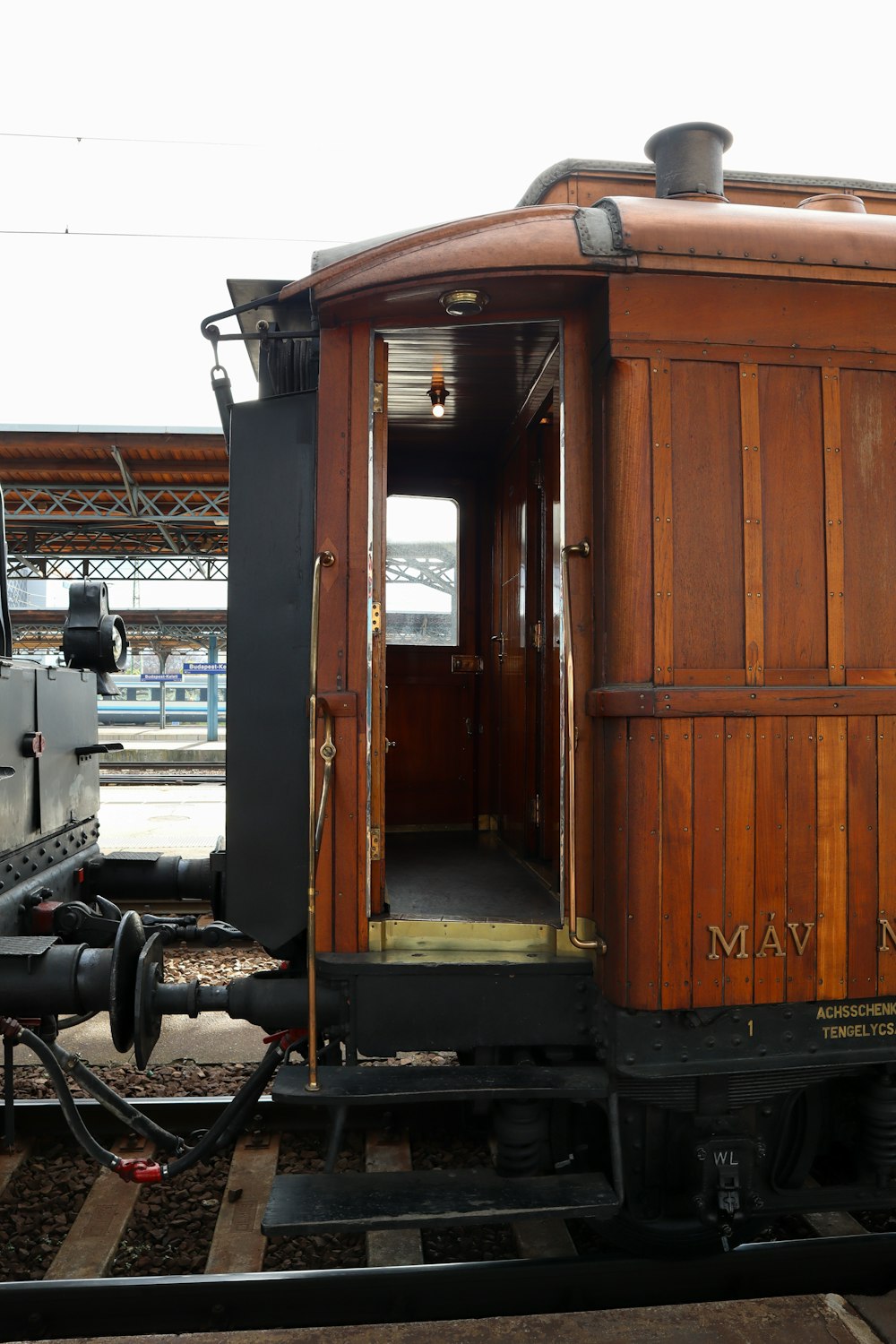 un petit wagon de train en bois posé sur les rails