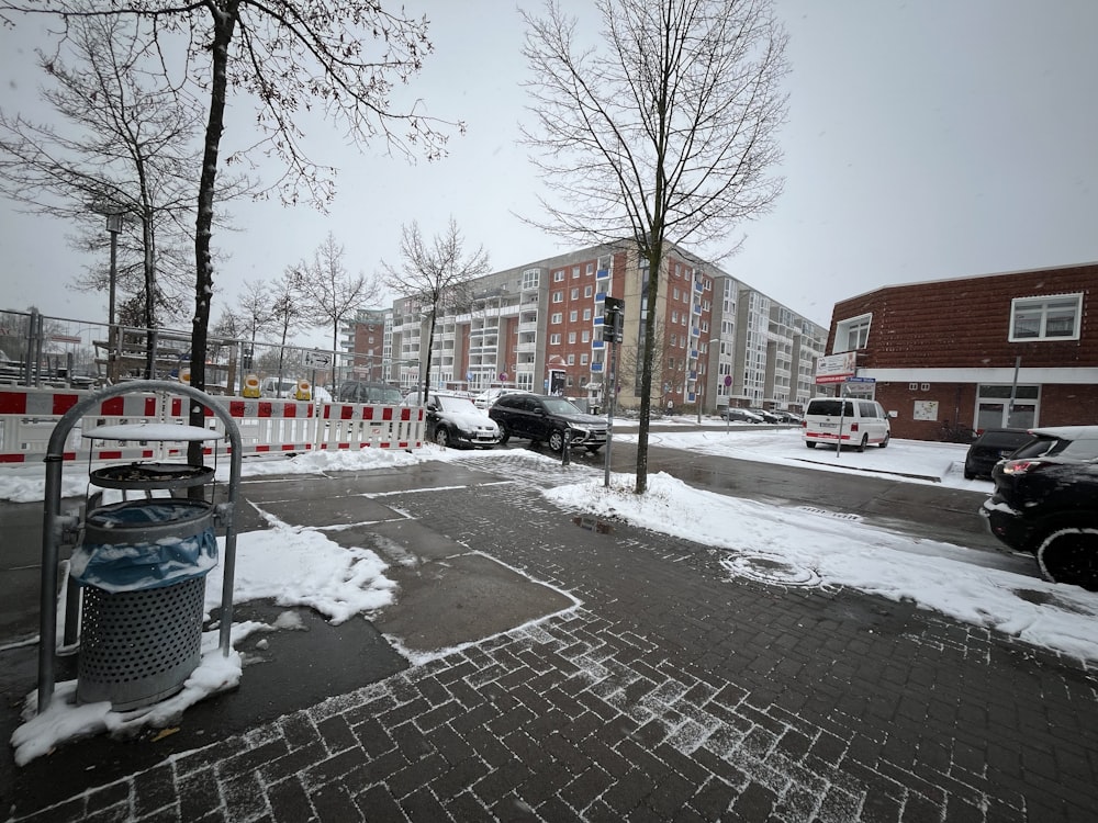 une rue enneigée avec des voitures garées sur le bord de la route