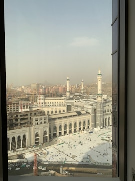 A panoramic view of a recently completed commercial building in Makkah under a clear sky.