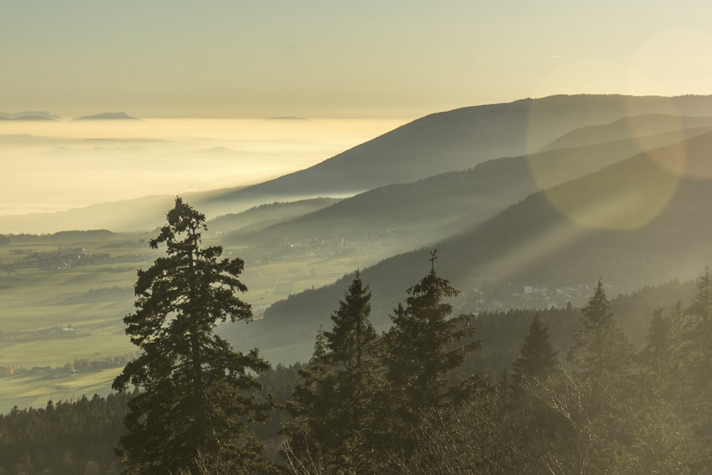 Le soleil brille sur les montagnes et les vallées