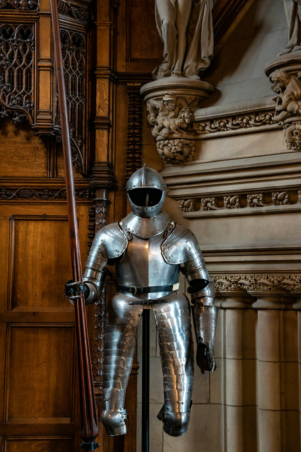 a statue of a knight in a suit of armor