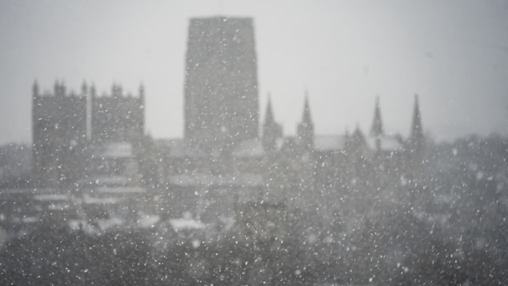 Una veduta di una città nella neve