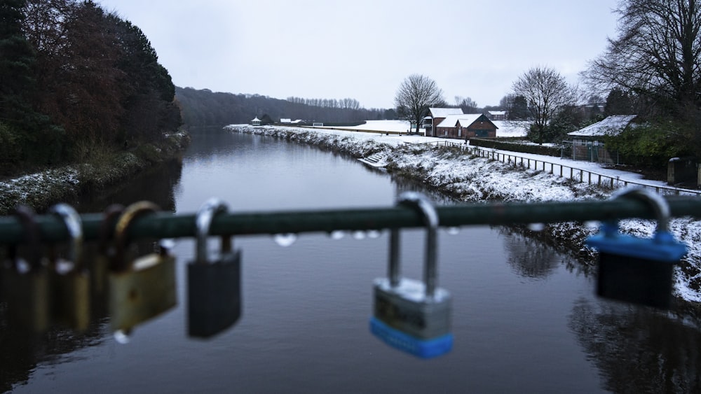 Zwei Vorhängeschlösser an einer Brücke über einen Fluss