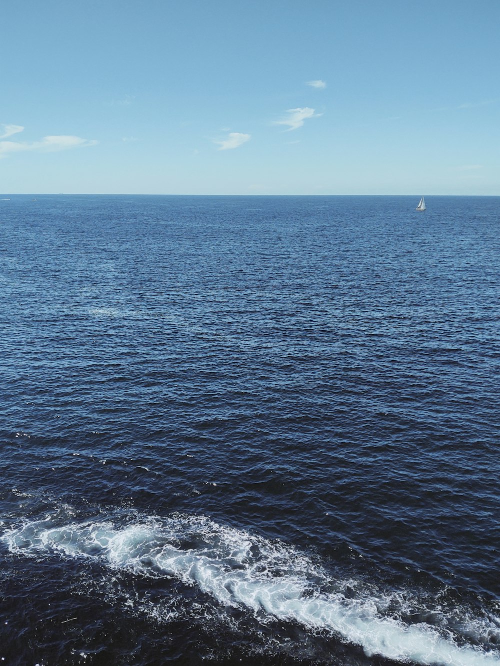 Un barco que viaja a través de una gran masa de agua