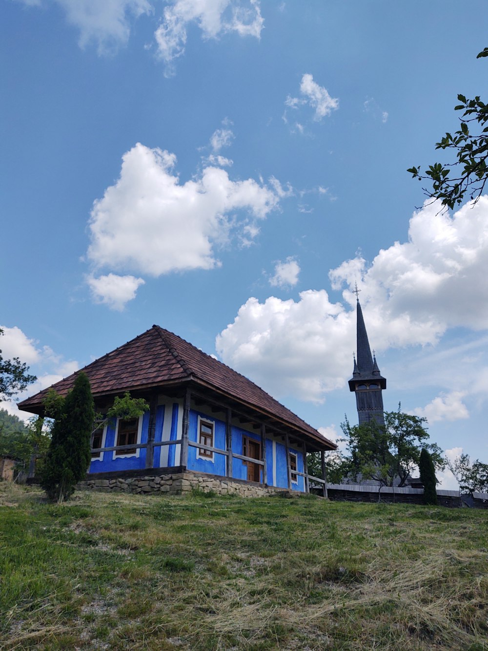 ein kleines blaues Gebäude mit einem Kirchturm darauf
