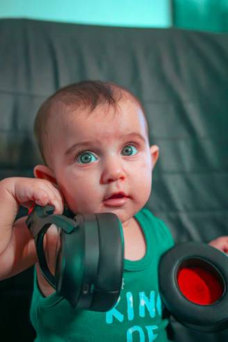 Un babyphone audio classique posé sur une table de chevet à côté d'une lampe de nuit tamisée