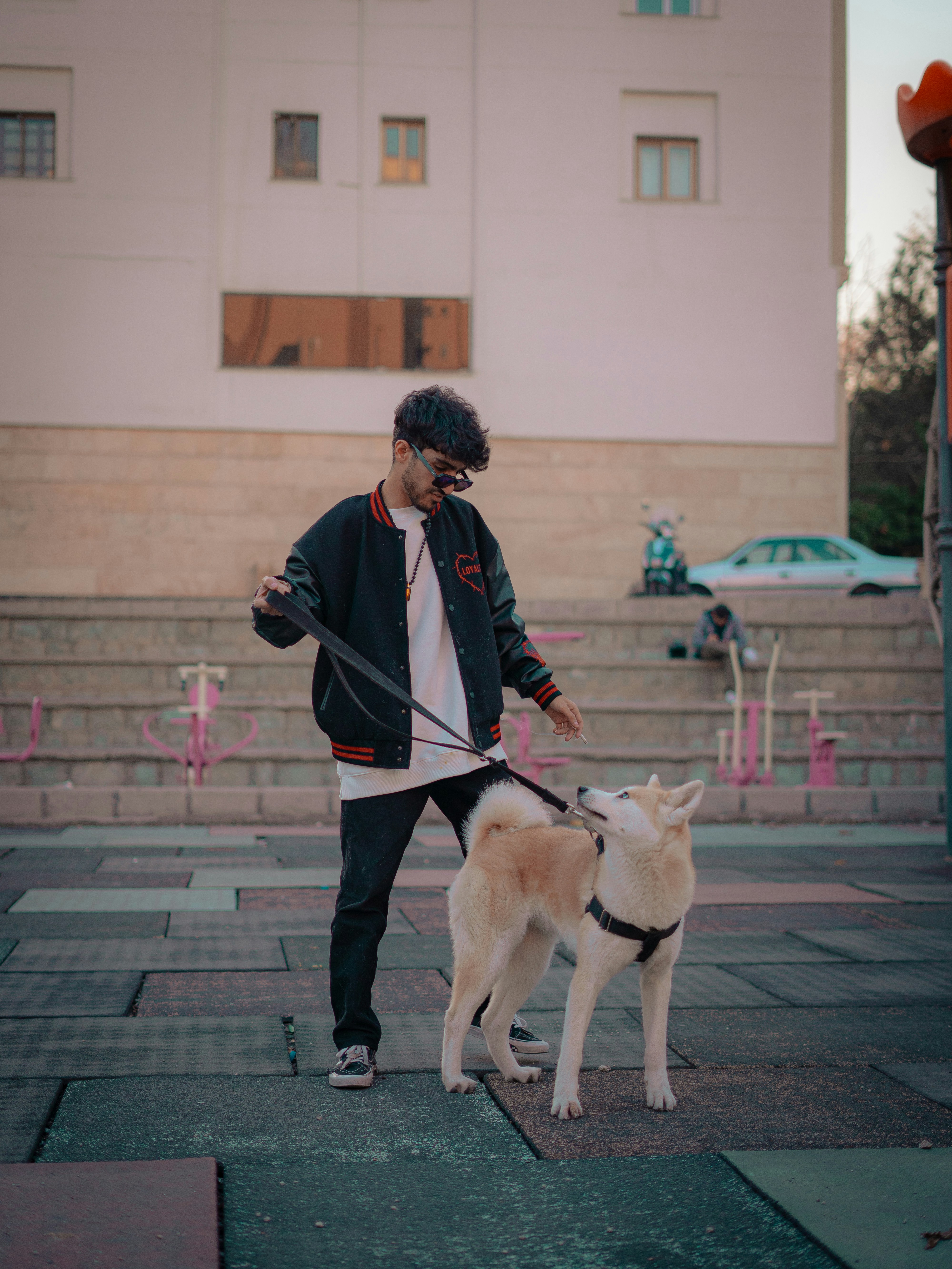 Un hombre paseando a un perro con correa