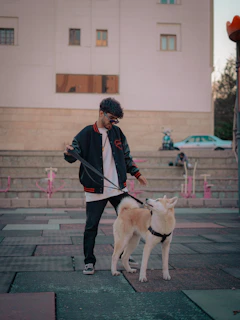 Wilson Domingues demonstrating leash control during a group training session in an urban square.