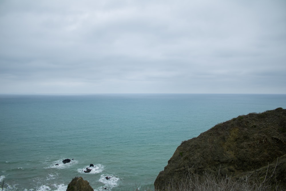 Una vista dell'oceano da una scogliera