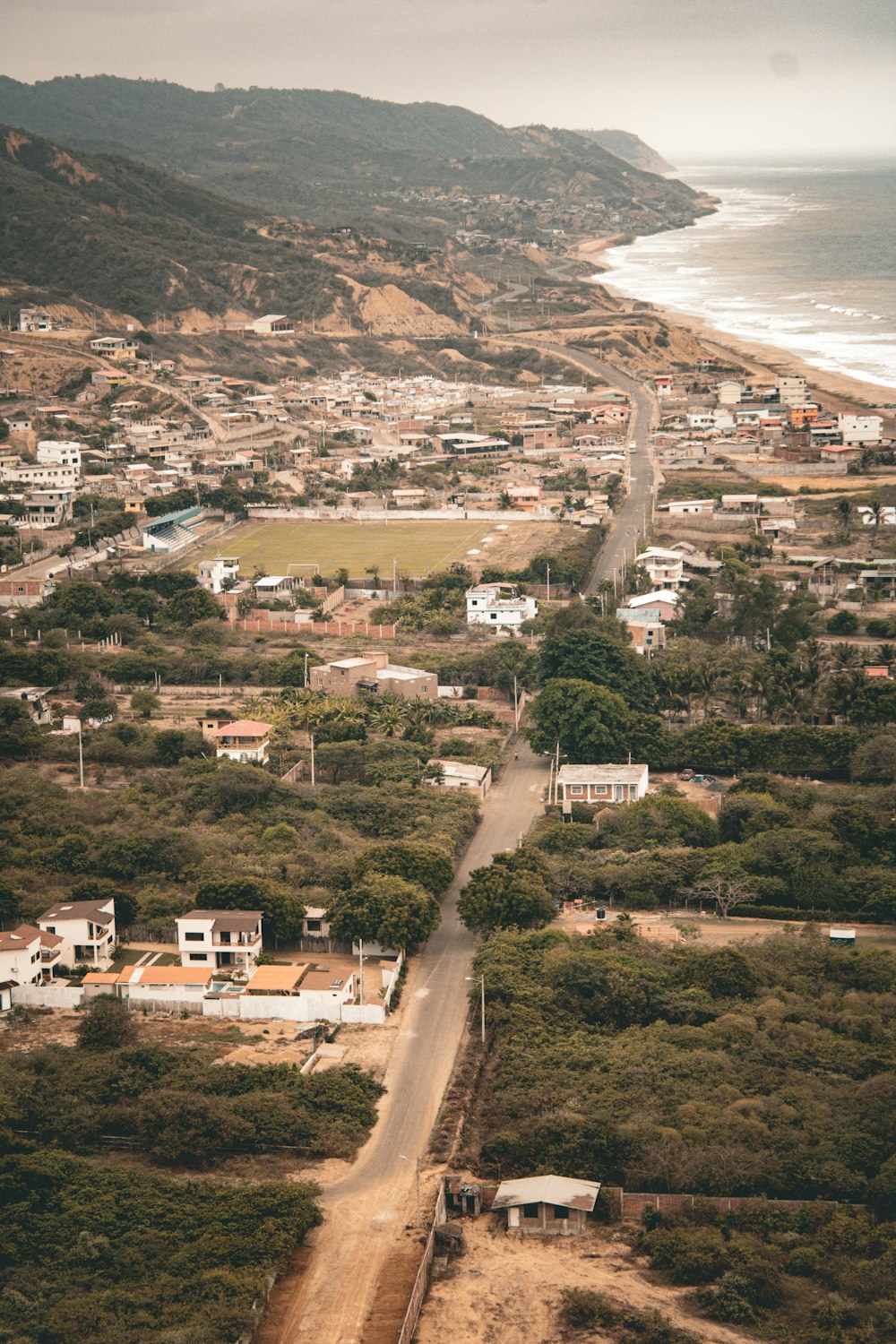 uma vista aérea de uma pequena cidade perto do oceano