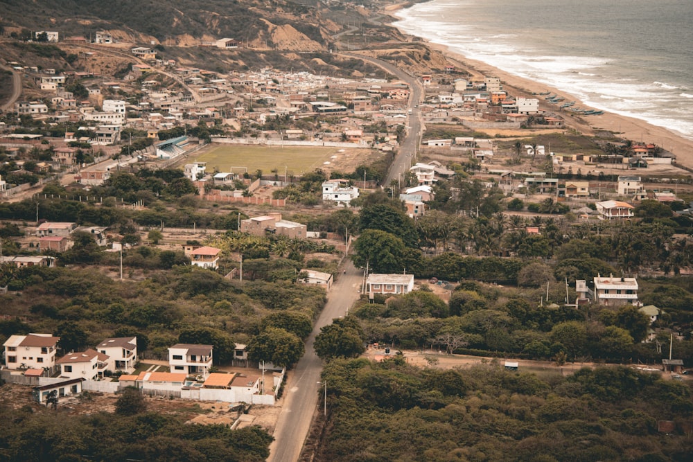 uma vista aérea de uma pequena cidade à beira-mar