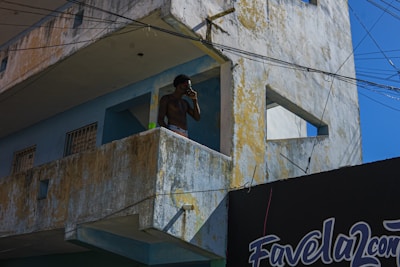 A bilingual support agent assisting a condo resident over the phone.