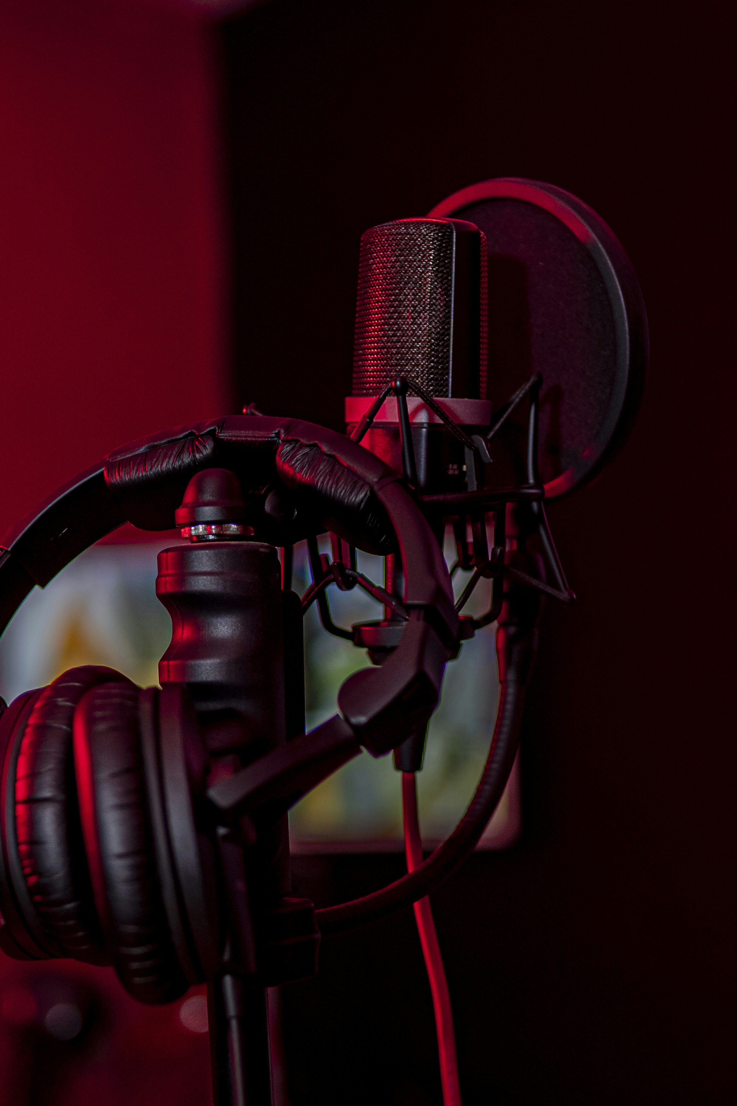 5 Red Flags That a Celebrity Podcast Isn’t Worth Your Time – a microphone and headphones in a dark room