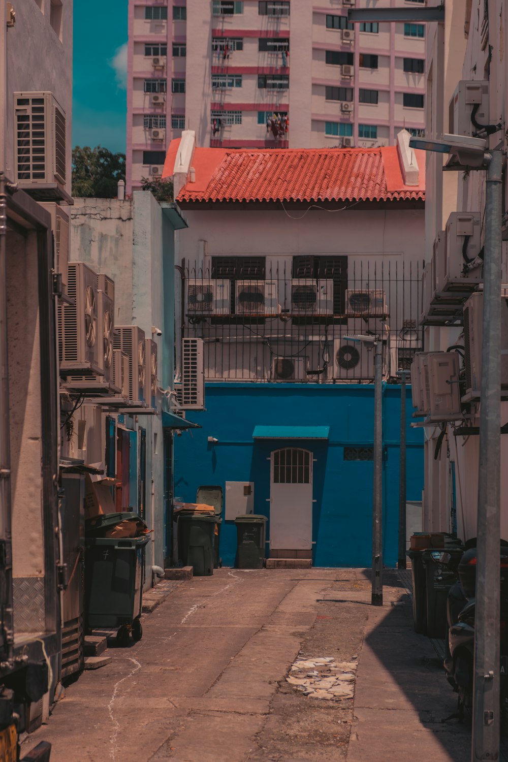 a narrow alley way with buildings in the background