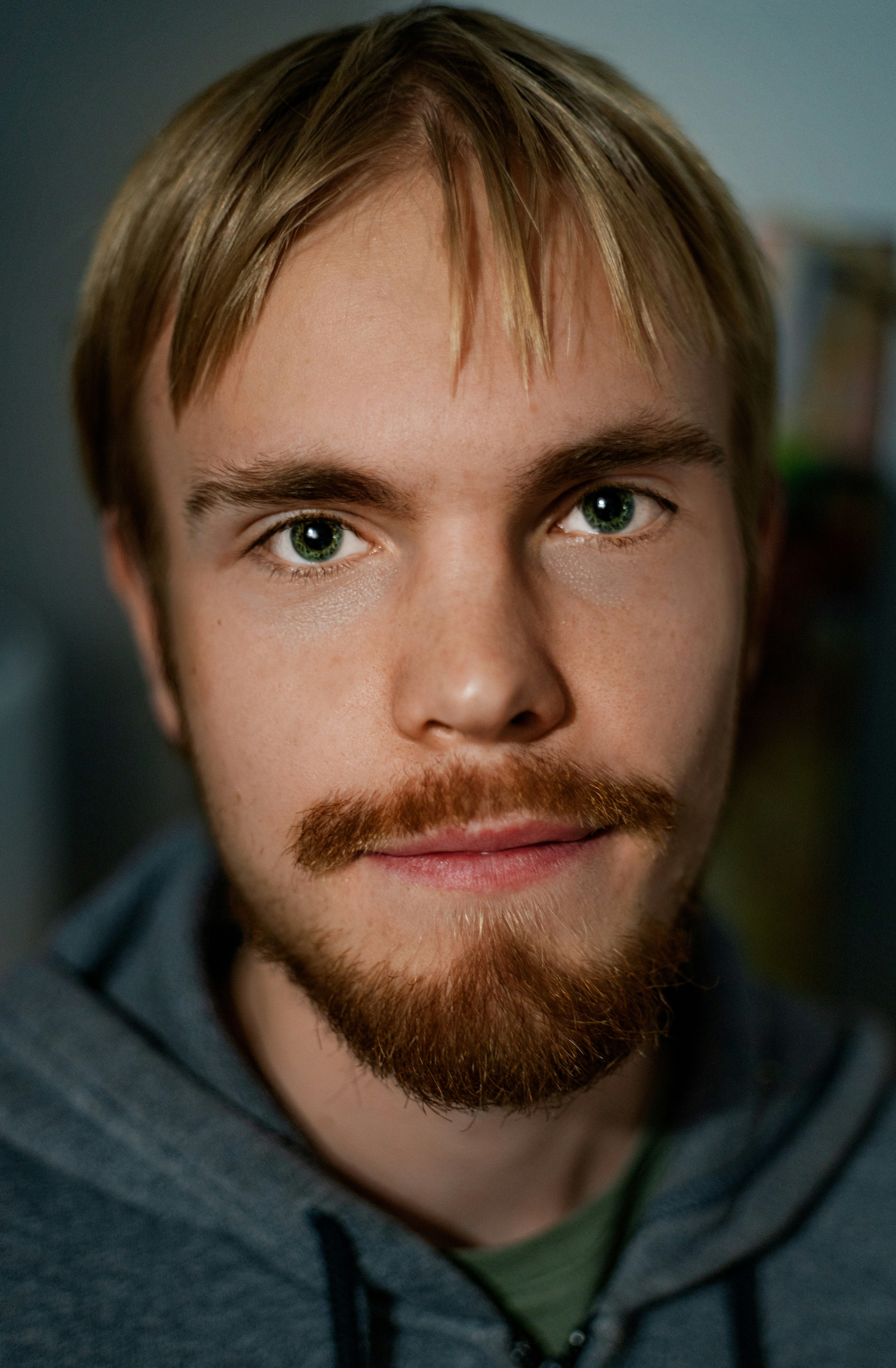 gros plan d’une personne avec une barbe