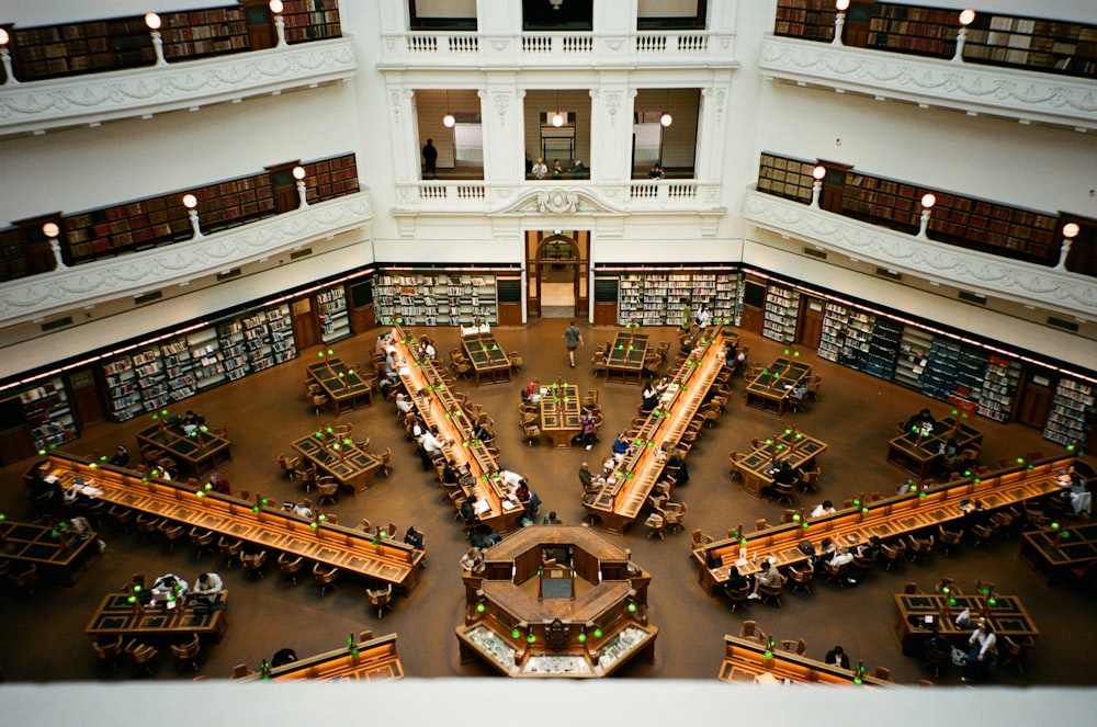 uma grande biblioteca cheia de livros